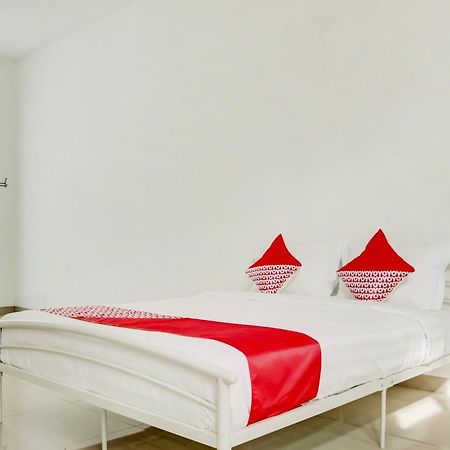 Hotel O Panakkukang Near Mall Panakkukang Formerly Golden White House ماكاسار المظهر الخارجي الصورة