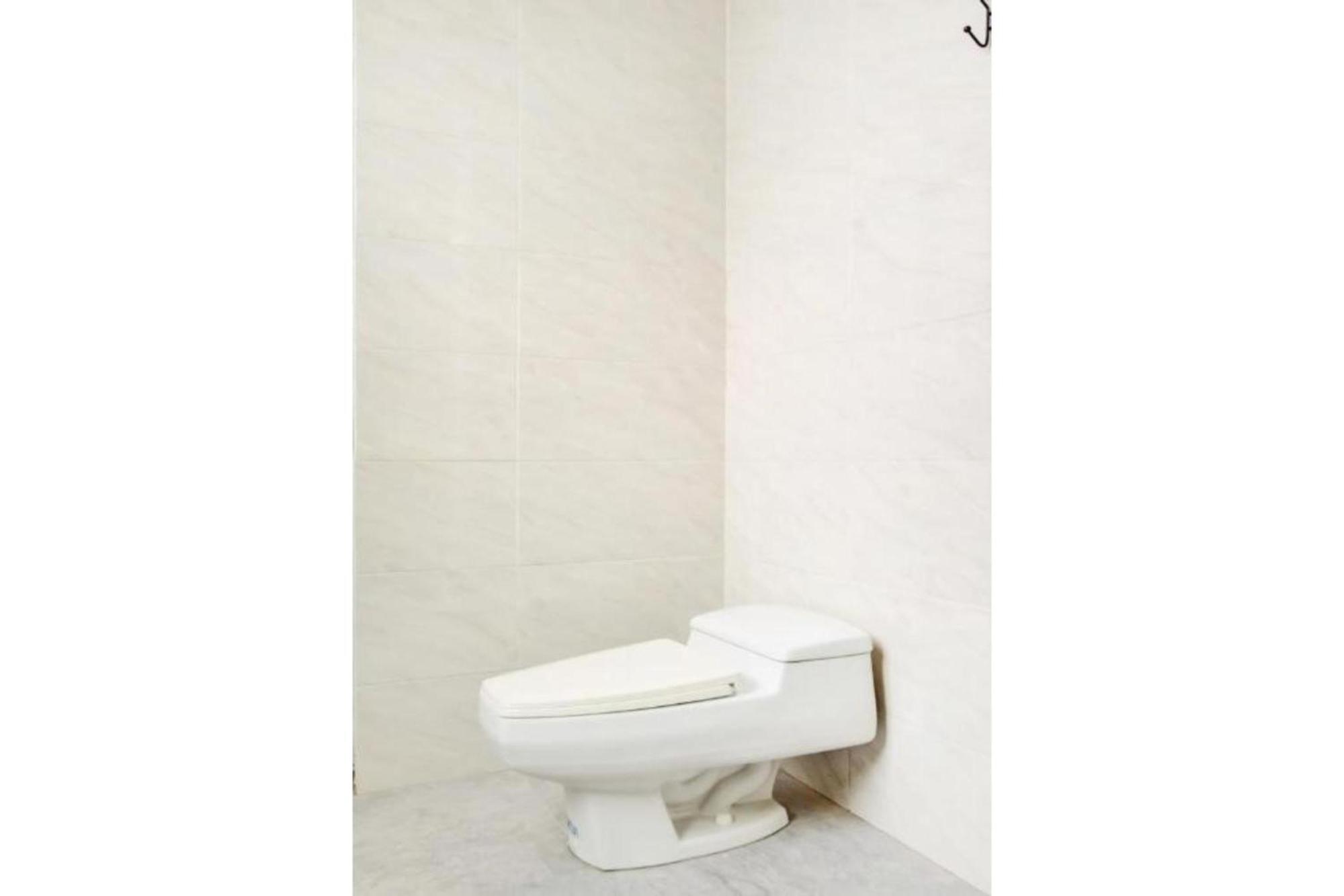 Hotel O Panakkukang Near Mall Panakkukang Formerly Golden White House ماكاسار المظهر الخارجي الصورة